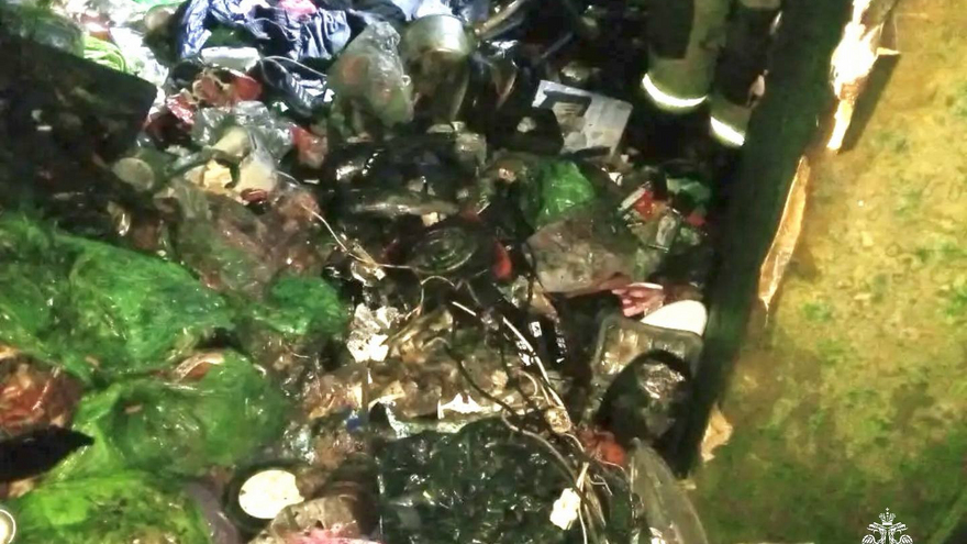 Под Саратовом пожарные нашли труп в заваленной мусором квартире