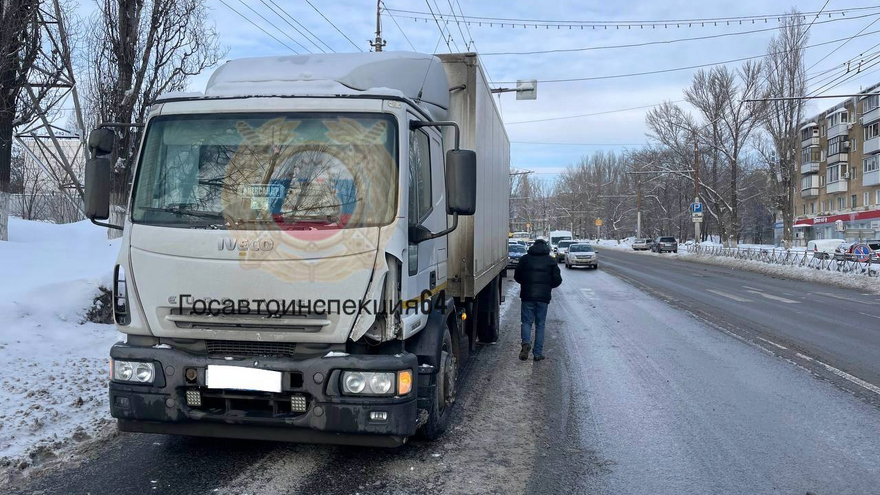 В Саратове прохожая попала под колеса грузовика