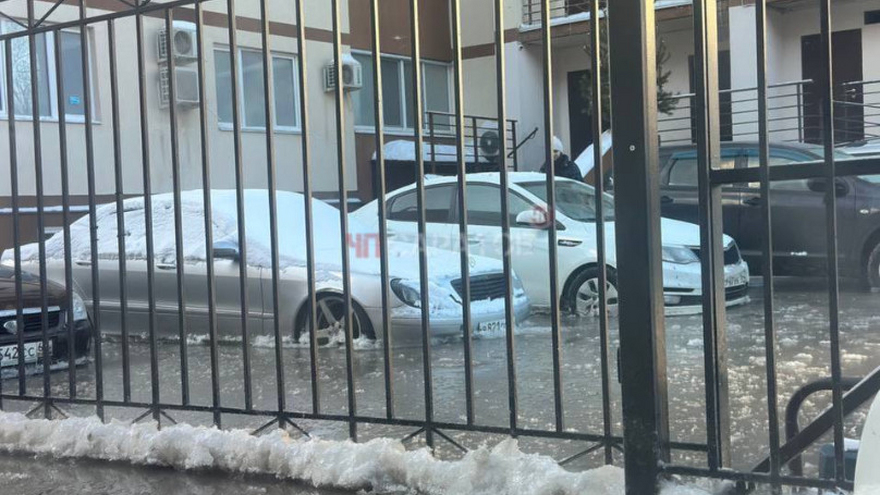 В центре Саратова из-за потопа встали троллейбусы