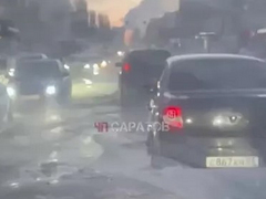 В центре Саратова из-за потопа встали троллейбусы