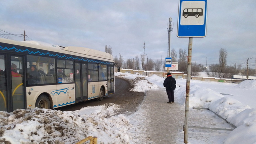 В Саратове снесли аварийную остановку на улице Прудной
