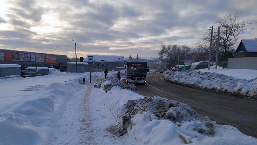 В Саратове снесли аварийную остановку на улице Прудной