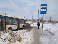 В Саратове снесли аварийную остановку на улице Прудной