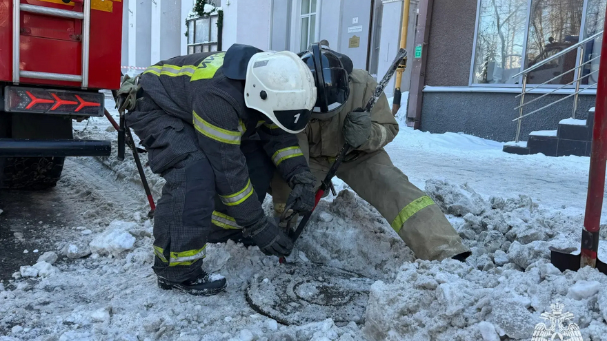 МЧС: пожарные гидранты в центре Саратова заблокировало снегом и льдом