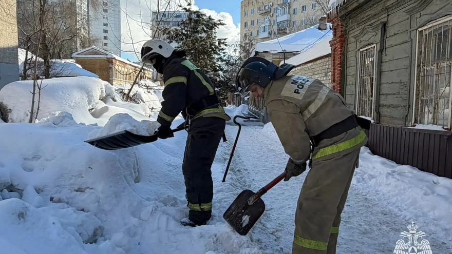 МЧС: пожарные гидранты в центре Саратова заблокировало снегом и льдом