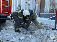 МЧС: пожарные гидранты в центре Саратова заблокировало снегом и льдом