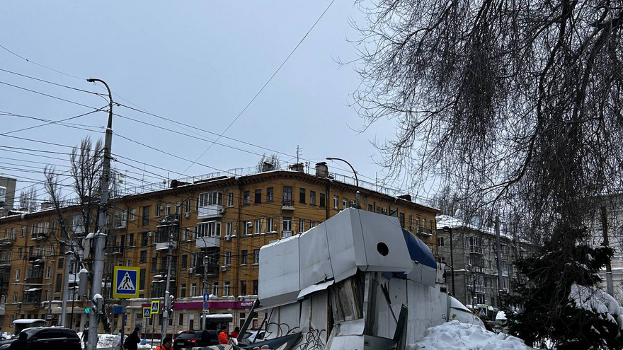 В центре Саратова сносят ларек 