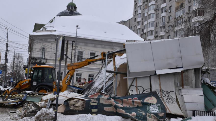В центре Саратова сносят ларек 