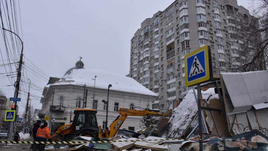В центре Саратова сносят ларек 