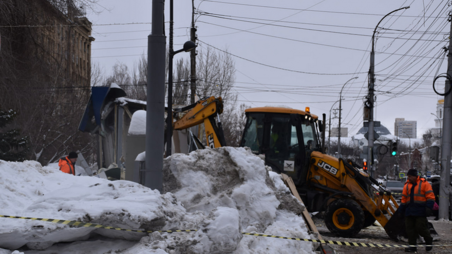 В центре Саратова сносят ларек 