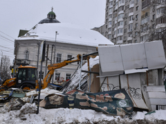 В центре Саратова сносят ларек 