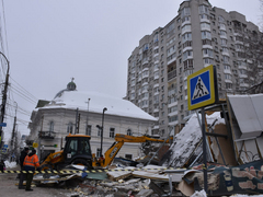 В центре Саратова сносят ларек 