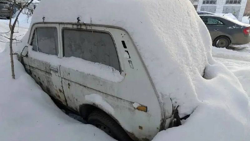 Улицы Саратова продолжают зачищать от брошенных машин