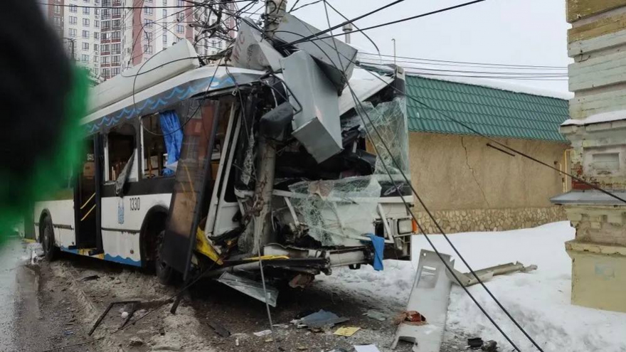 В Энгельсе в ДТП с троллейбусом разбились 8 человек