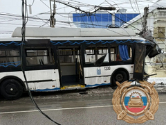 В Энгельсе в ДТП с троллейбусом разбились 8 человек