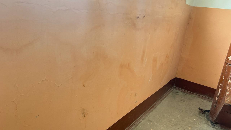 В Саратове десятиэтажка полгода тонет в канализационном болоте