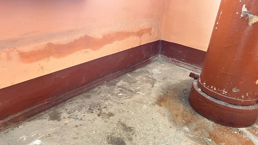 В Саратове десятиэтажка полгода тонет в канализационном болоте