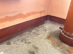 В Саратове десятиэтажка полгода тонет в канализационном болоте