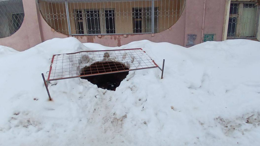 Бастрыкин потребовал возбудить дело после падения девочки в люк в Саратове