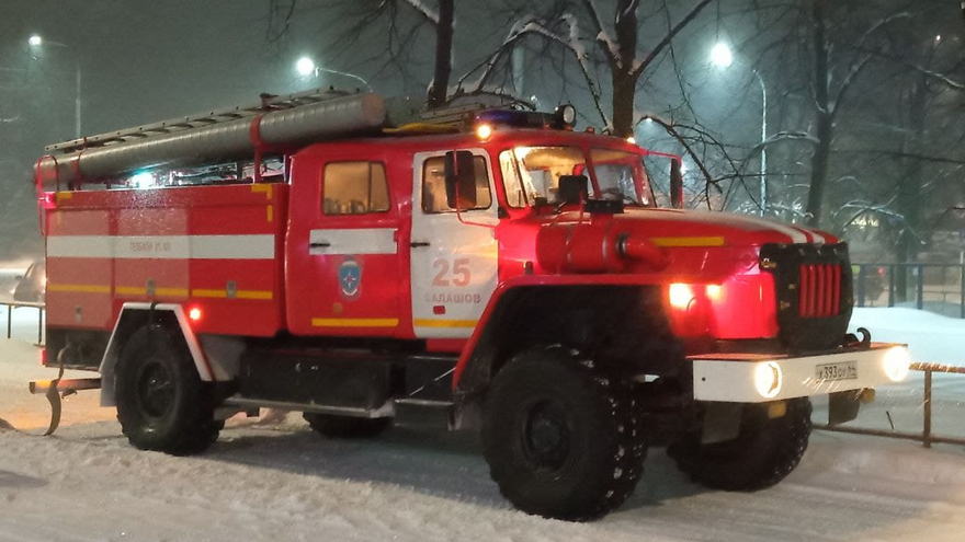 Пожарные эвакуировали людей из двухэтажки в центре Саратова