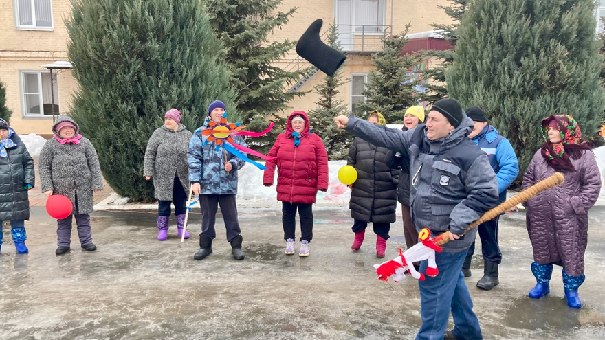 В Энгельсском доме-интернате прошли масленичные гуляния