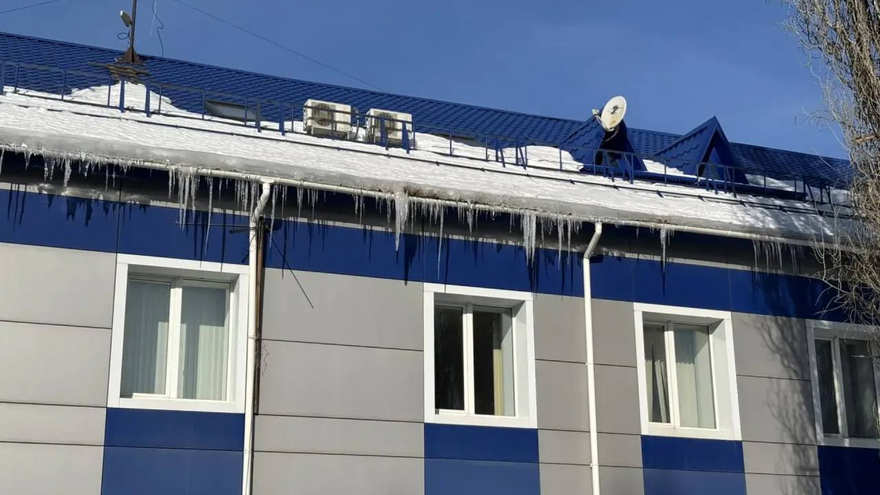 В Саратове завели дела из-за снега и наледи у нежилых зданий