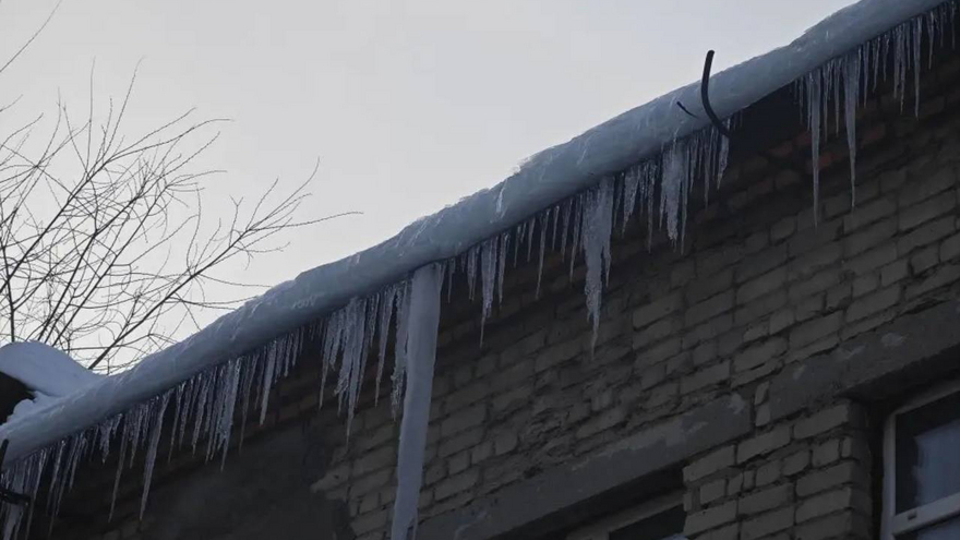 В Саратове завели дела из-за снега и наледи у нежилых зданий
