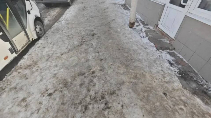 В Саратове завели дела из-за снега и наледи у нежилых зданий