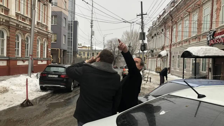 В Саратове завели дела из-за снега и наледи у нежилых зданий