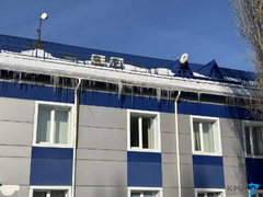 В Саратове завели дела из-за снега и наледи у нежилых зданий