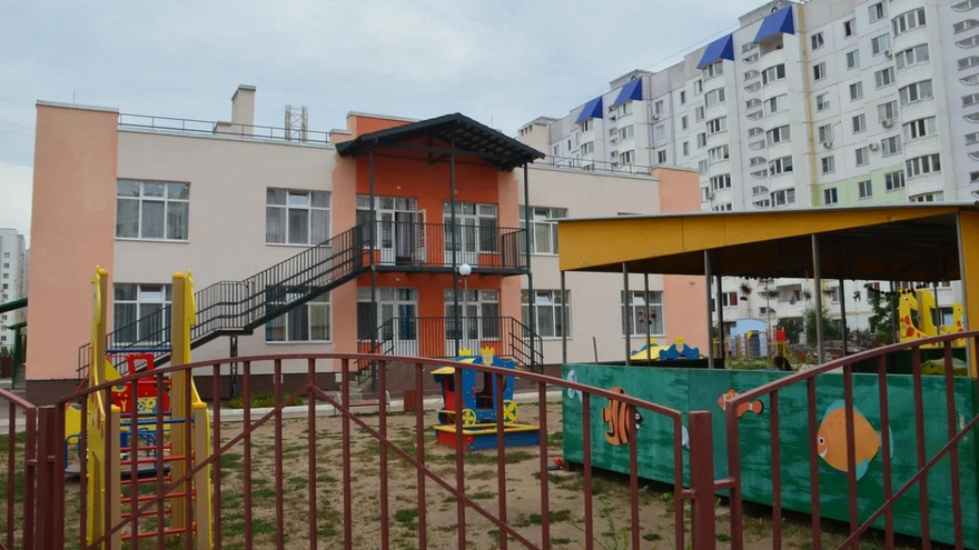 В детский сад без очереди: двух саратовских чиновников задержали за взятку