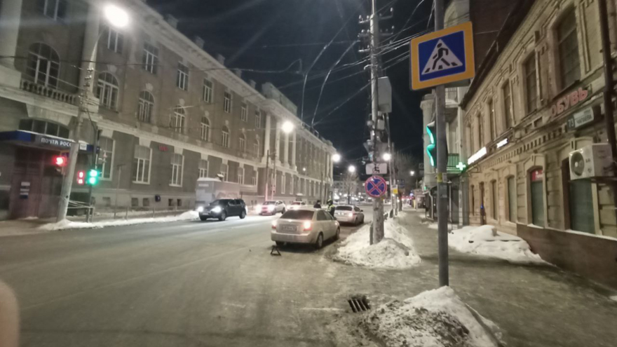 В центре Саратова водитель Daewoo Gentra сбил двух девочек-подростков 