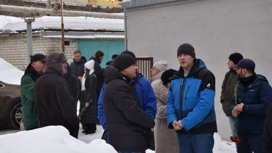 Сотни саратовцев встали в очередь ради прощания с Николаем Островским