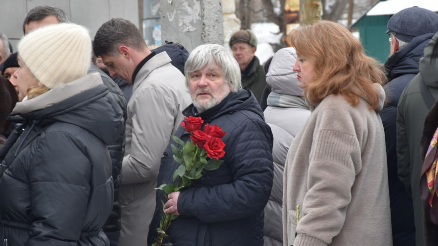 Сотни саратовцев встали в очередь ради прощания с Николаем Островским