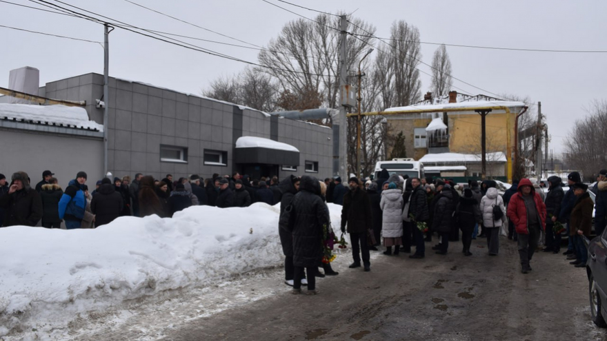 Сотни саратовцев встали в очередь ради прощания с Николаем Островским