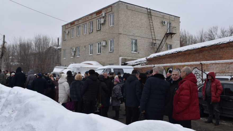 Сотни саратовцев встали в очередь ради прощания с Николаем Островским