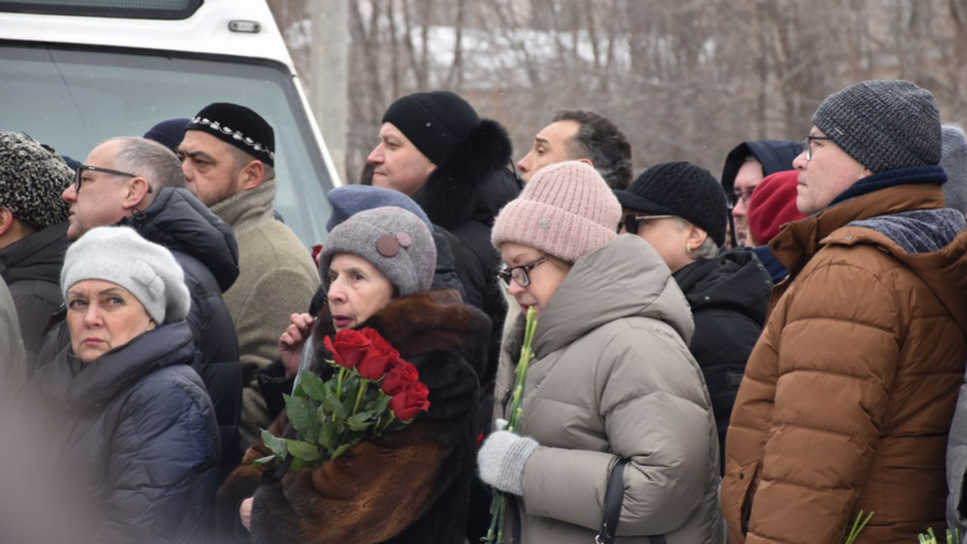 Сотни саратовцев встали в очередь ради прощания с Николаем Островским