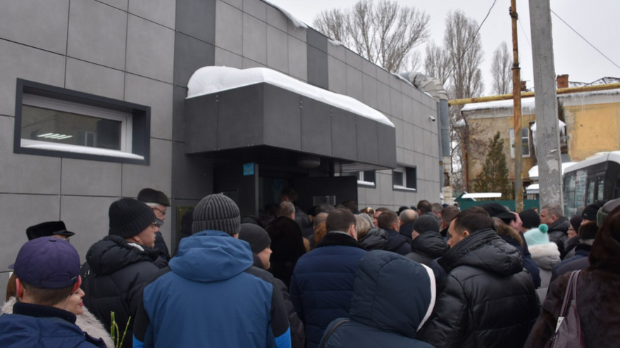 Сотни саратовцев встали в очередь ради прощания с Николаем Островским