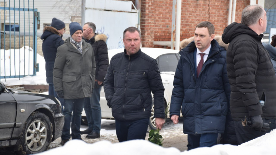 Сотни саратовцев встали в очередь ради прощания с Николаем Островским