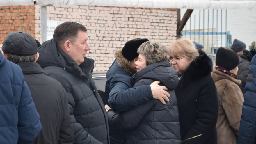 Сотни саратовцев встали в очередь ради прощания с Николаем Островским