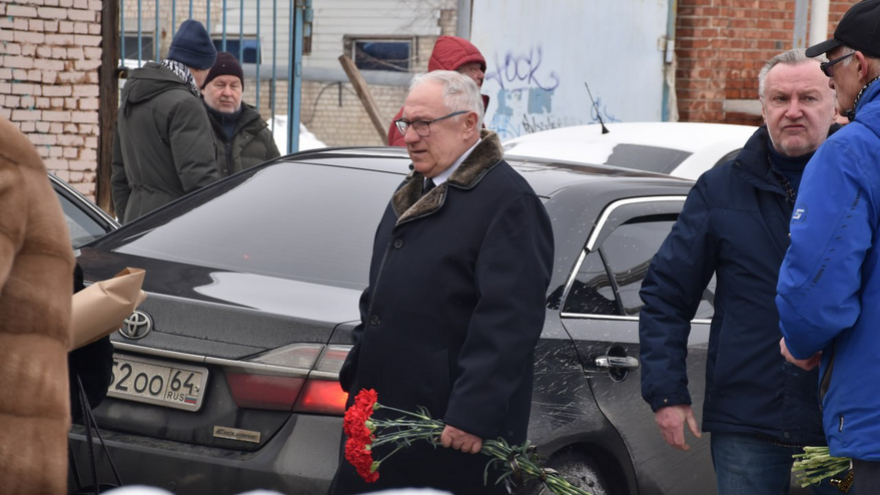 Сотни саратовцев встали в очередь ради прощания с Николаем Островским