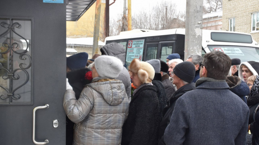Сотни саратовцев встали в очередь ради прощания с Николаем Островским