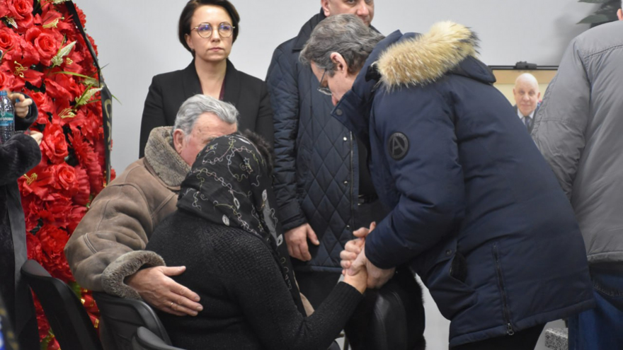 Сотни саратовцев встали в очередь ради прощания с Николаем Островским