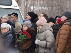 Сотни саратовцев встали в очередь ради прощания с Николаем Островским