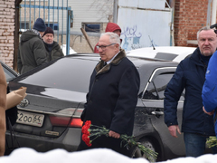 Сотни саратовцев встали в очередь ради прощания с Николаем Островским