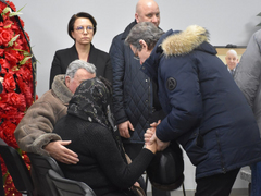 Сотни саратовцев встали в очередь ради прощания с Николаем Островским
