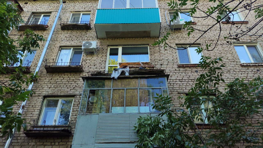 В Саратовской области рухнул балкон с мужчиной: дело в суде