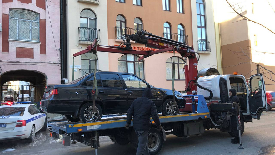 В Саратове собираются перемещать мешающие уборке улиц машины