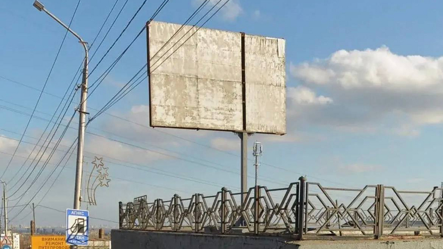 В Саратове продолжают сносить незаконные рекламные щиты