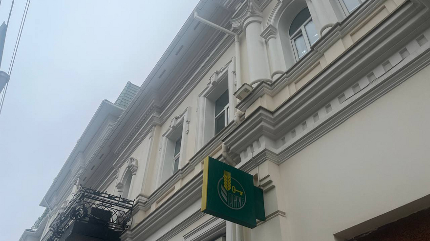 С крыши галереи Каштан на прохожую рухнула наледь